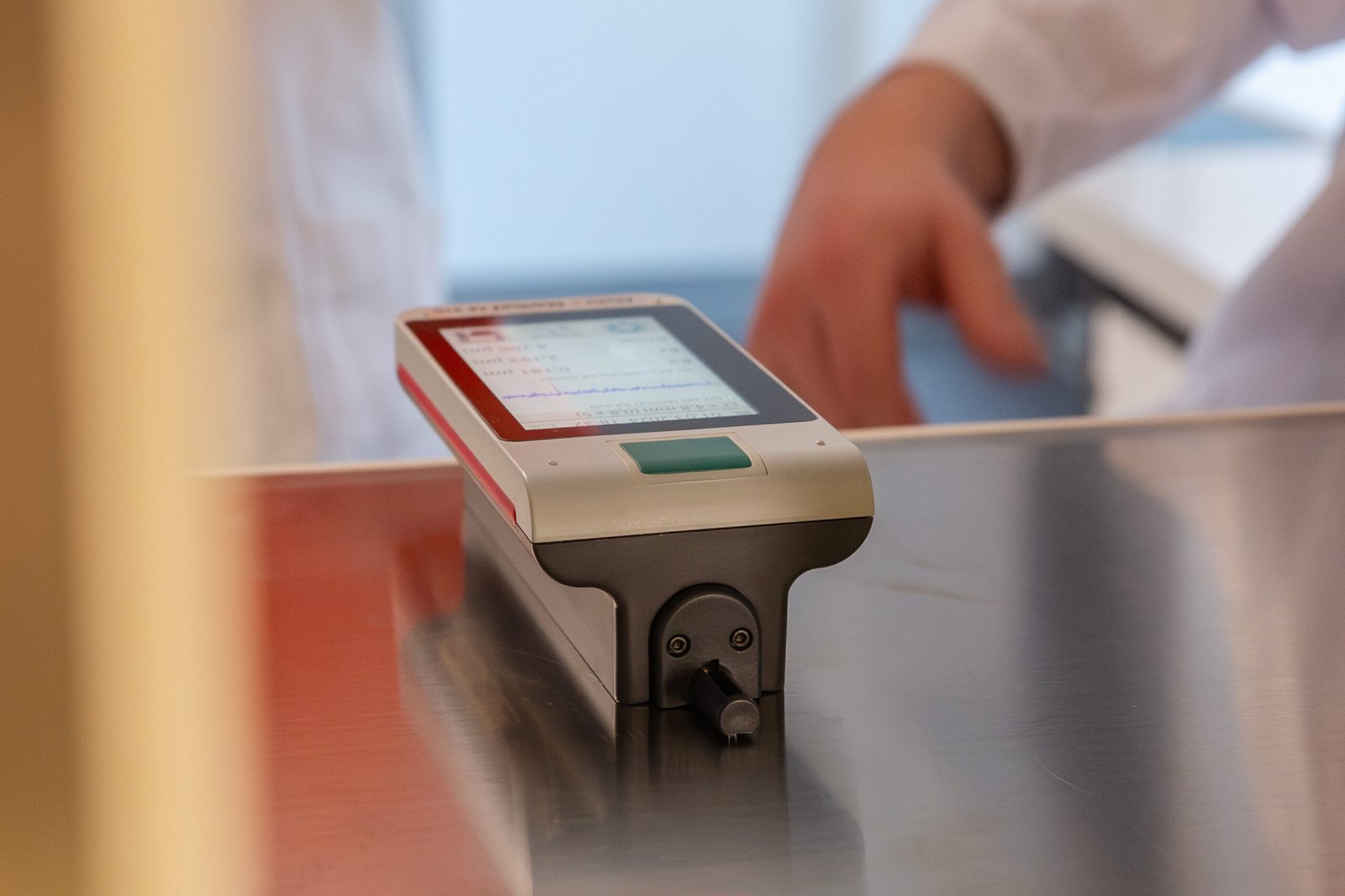 QMeasure precision measurement equipment in laboratory